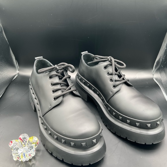 New never worn Valentino Garavani M-Way Rockstud leather derby. Mens EU 42